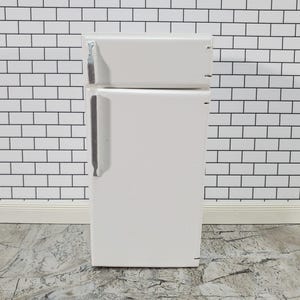 Dollhouse Fridge Modern Refrigerator Freezer White 2 Door 1:12 Scale Miniature