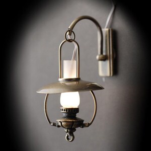 Puppenhaus Miniatur &quot;Gas&quot; Wandlampe Bronze Metall 12 Volt mit Stecker 1:12 Maßstab Laterne