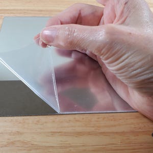 Spiegelmaterial mit Schere geschnitten, selbstklebend, 15 x 23 cm Schutzfolie Bild 2