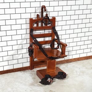 Elektro Stuhl mit Gurten alten funkelnden 1:12 Miniatur Möbel