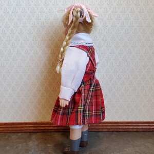 Muñeca de porcelana en miniatura para casa de muñecas, trenzas articuladas a escala 1:12, vestido a cuadros rojo imagen 5
