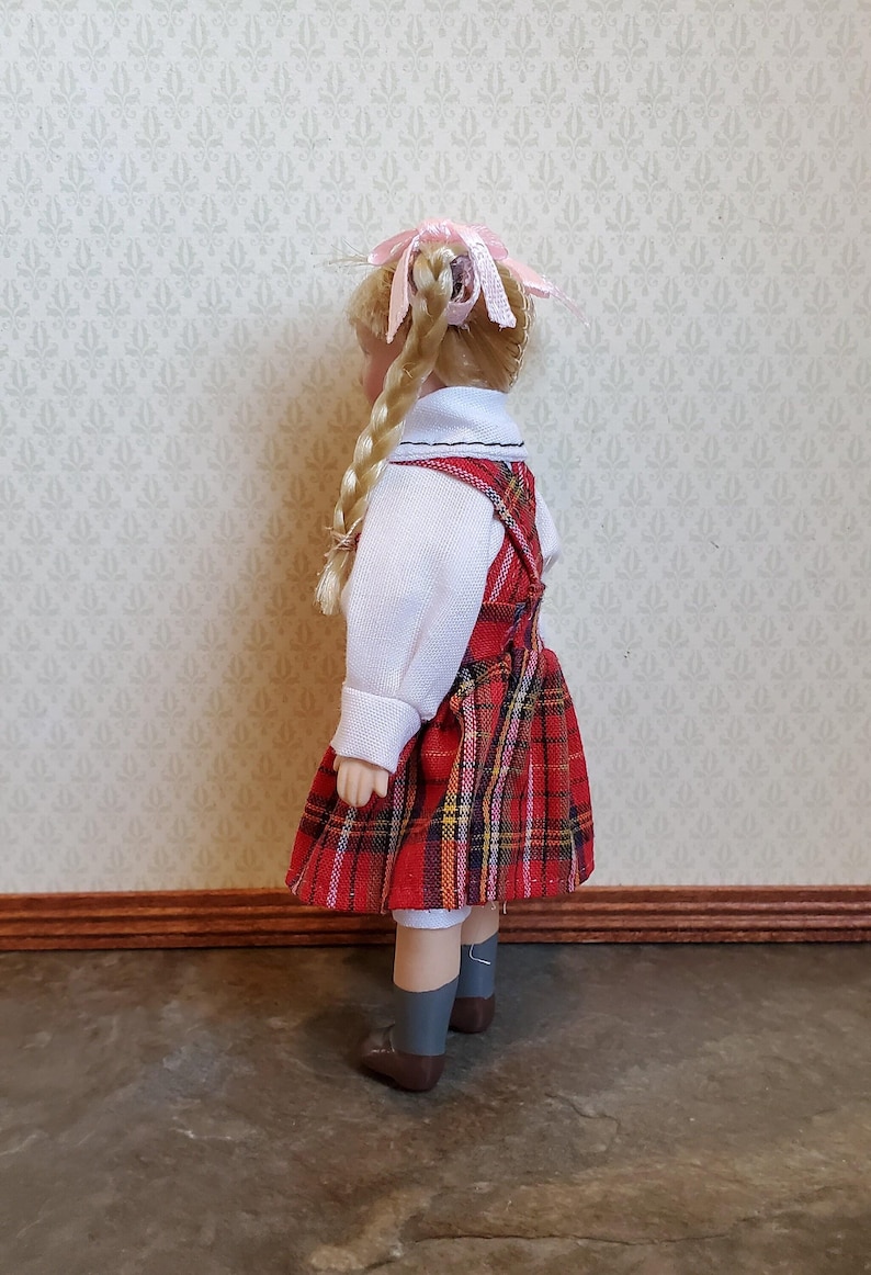 Muñeca de porcelana en miniatura para casa de muñecas, trenzas articuladas a escala 1:12, vestido a cuadros rojo imagen 5