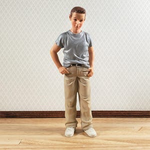 Dollhouse Modern Young Man Male Standing Casual T-Shirt 1:12 Scale &quot;Brantley&quot;