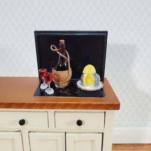 Miniatur Chianti Weinflasche mit Käse und gefüllten Gläsern 1:12 von Reutter