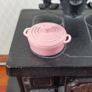 Puppenhaus-Miniatur: Kleiner Schmortopf mit abnehmbarem Deckel, rosa, Maßstab 1:12