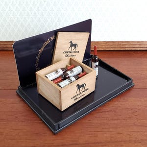 Miniatur Weinkiste mit Flaschen Bordeauxrot 1:12 von Reutter