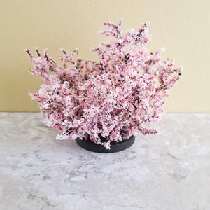 Puppenhaus-Miniatur Blühender Strauch Strauch Rosa mit Weiß auf Sockel 1:12