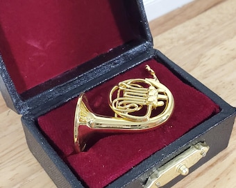 Miniatur Waldhorn Gold Messing Metall Instrument mit Koffer 1:12 Maßstab Puppenhaus Requisite