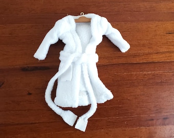 Bata de baño miniatura para casa de muñecas en percha, blanca y esponjosa, de Reutter, escala 1:12.