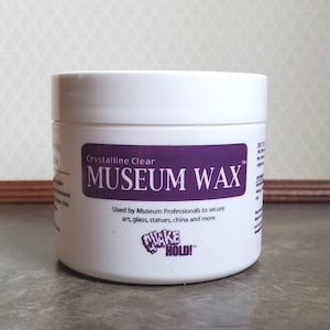 Cera adhesiva para museos de miniaturas de casas de muñecas Quake Hold de 2 oz para mantener las miniaturas en su lugar.