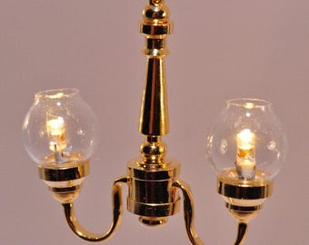 Puppenhaus Miniatur LED Batterie Deckenleuchte 2 Armig Klar Glaskugeln 1:12