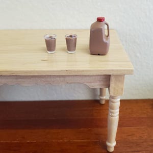 Puppenhaus Miniatur Schokolade Milch Gallonen Krug mit 2 gefüllten Gläsern 1:12 Lebensmittel Küche Zubehör