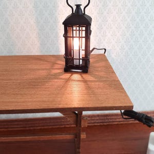 Puppenhaus Miniatur Schwarze Laterne Licht Kerze 12 Volt mit Stecker Maßstab 1:12 Beleuchtung