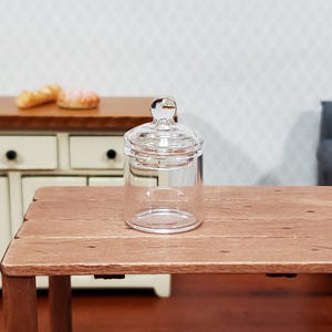 Bocal à bonbons vide en verre avec couvercle, court et large, pour maison de poupée, idéal pour une boutique ou une cuisine miniature.