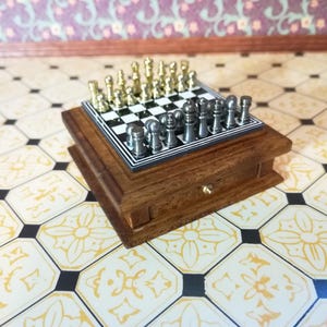 Miniatur Schachset mit Metall Magnet Schachfiguren und Aufbewahrungsschublade 1:12