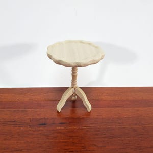 Puppenhaus Beistelltisch Pie Crust Style Unlackierte Holzmöbel im Maßstab 1:12