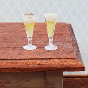 Maison de poupée Verres à bière Pilsner remplis DEMI-ÉCHELLE x2 plastique Échelle 1:24