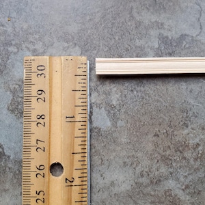 Dockhusminiatyrer Stolslist eller listlist 1/4" bred x 18" lång Skala 1:12 bild 2