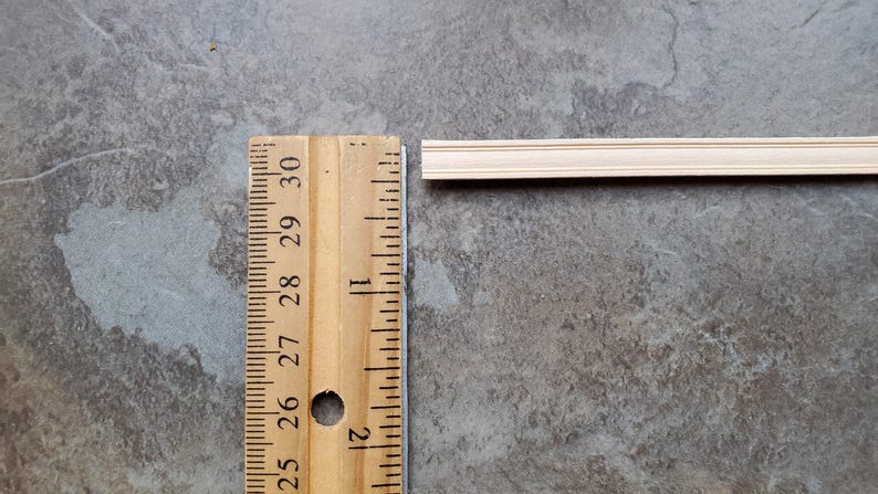 Dockhusminiatyrer Stolslist eller listlist 1/4" bred x 18" lång Skala 1:12 bild 2