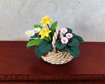 Casa de muñecas con flores de primavera surtidas en cesta de fibra natural, miniatura a escala 1:12