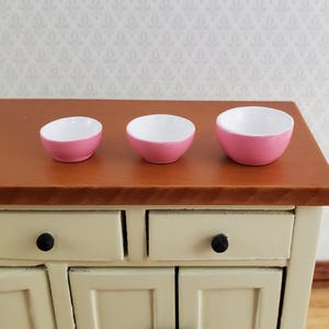 Dollhouse Miniature Mixing Bowls Set of 3 Stacking Pink and White 1:12 Scale