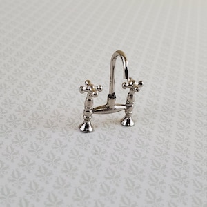 Puppenhaus Miniatur Wasserhahn Mischbatterie Chrom Silber für Küche oder Badezimmer Waschbecken 1:12 Maßstab