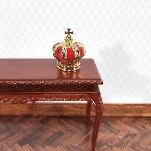 Miniature Gold King&#39;s Crown with Cross Metal 1:12 Scale Dollhouse