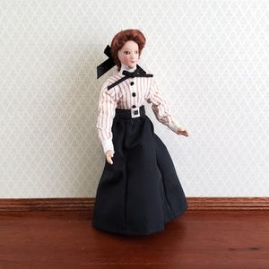 Poupée miniature articulée en porcelaine, représentant une maman, une institutrice, à l'échelle 1:12.