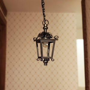 Puppenhaus Batterie Licht Hängende Decken Laterne Chrom Schwarz 1:12 Maßstab Lampe