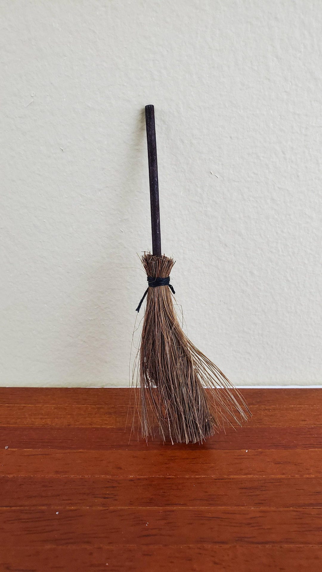 Balai miniature pour maison de poupée style paille primitive ou balai de sorcière à l'échelle 1:12 - Canada Balai miniature pour maison de poupée style paille primitive ou balai de sorcière à l'échelle 1:12 - Canada
