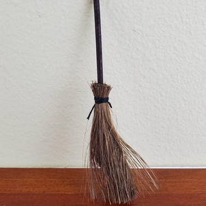 Escoba miniatura para casa de muñecas, estilo primitivo de paja o escoba de bruja, escala 1:12