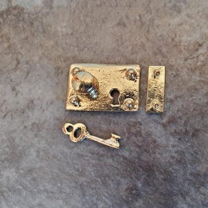Serrure à plaque avec bouton de porte miniature pour maison de poupée avec clé dorée à l'échelle 1:12 grande