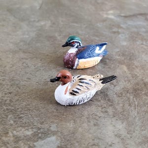 Dollhouse Miniature Wood Ducks Decoys Figures 1:12 Scale Bird Set of 2