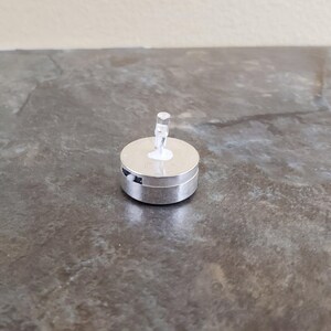 Puppenhaus Miniatur LED Batterie Glühlampe auf Silbersockel 1:12