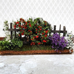 Puppenhaus Blumen mit Zaun HALF SCALE Rot Weiß Lila Miniatur 2 Seitig 1:24