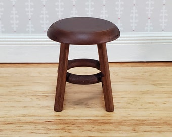 Tabouret d’étape de maison de poupée Short Walnut Finish Wood 1: 12 Échelle Meubles miniatures 1 1/2 »