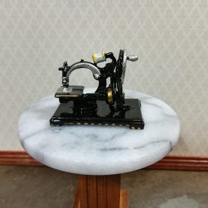 Dollhouse Miniature Sewing Machine Vintage Style Metal 1:12 Scale afbeelding 2