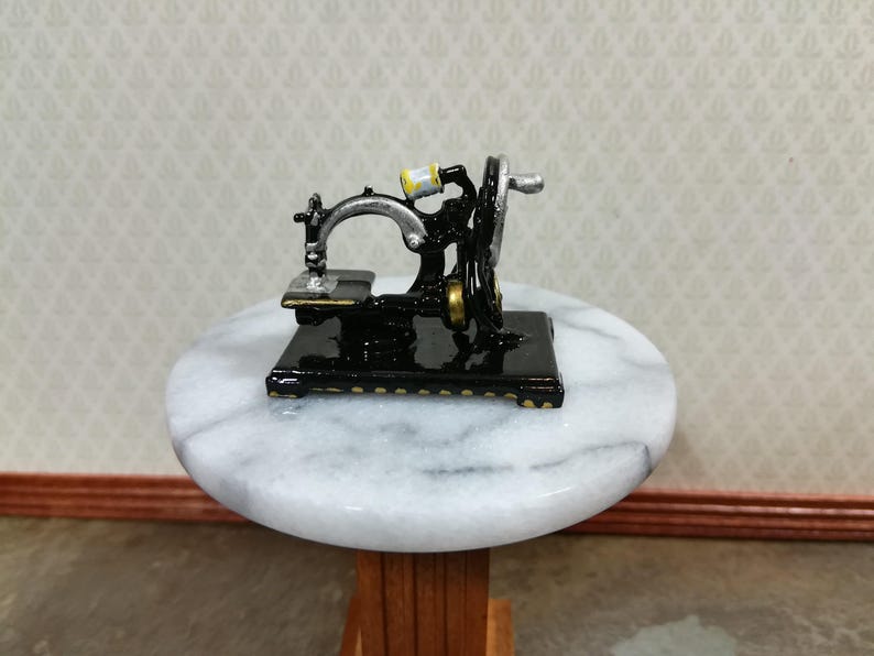 Dollhouse Miniature Sewing Machine Vintage Style Metal 1:12 Scale afbeelding 2