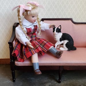 Muñeca de porcelana en miniatura para casa de muñecas, trenzas articuladas a escala 1:12, vestido a cuadros rojo imagen 3