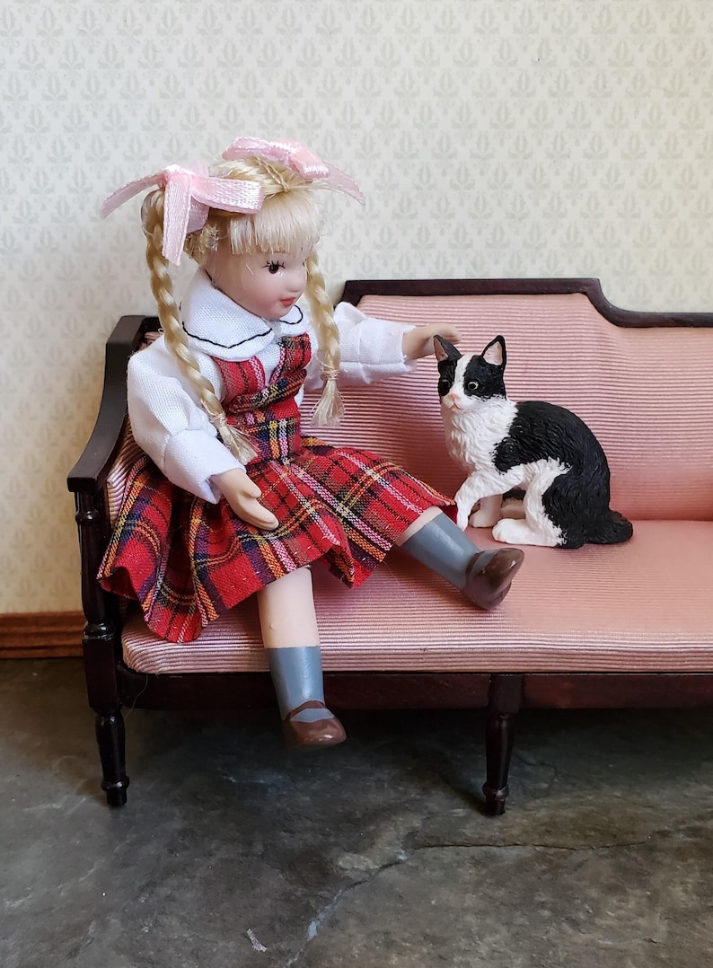 Muñeca de porcelana en miniatura para casa de muñecas, trenzas articuladas a escala 1:12, vestido a cuadros rojo imagen 3