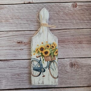 Rower z kwiatami, Koszyk słoneczników, Niebieskie dekoracje rowerowe, Dekoracja ścienna w stylu wiejskim, Drewno decoupage, Sztuka ścienna w stylu wiejskim, Dekoracyjna deska do krojenia