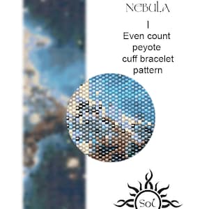 Op de afbeelding: Een digitaal patroon voor een peyote manchetarmband met even telling. Het ontwerp heeft een op nevels geïnspireerd patroon in tinten blauw, wit en bruin. De tekst luidt "Monkey Head Nebula I" en "Even count peyote cuff bracelet pattern."