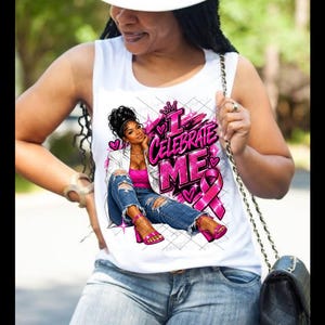 Può includere: Una canotta bianca senza maniche con una stampa grafica di una persona dai capelli scuri che indossa un blazer bianco, un top rosa e jeans blu strappati. Il design include il testo rosa "I CELEBRATE ME" con una corona, cuori e un nastro rosa.