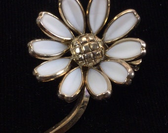 TRIFARI WHITE PETALETTES Flower Brooch