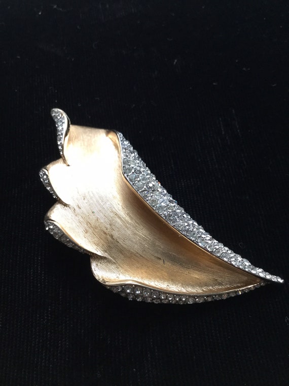 TRIFARI PAVE CURLED Leaf Brooch