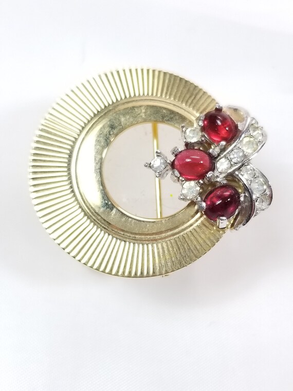 Unsigned BOUCHER RUBY and DIAMANTE Circle Brooch - image 4