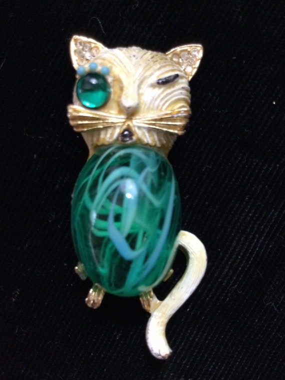 Unsigned FLAWED EMERALD Winking CAT Brooch