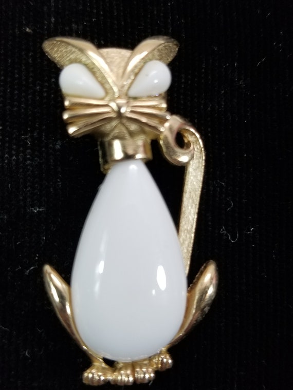 1 TRIFARI MILKGLASS CAT Brooch