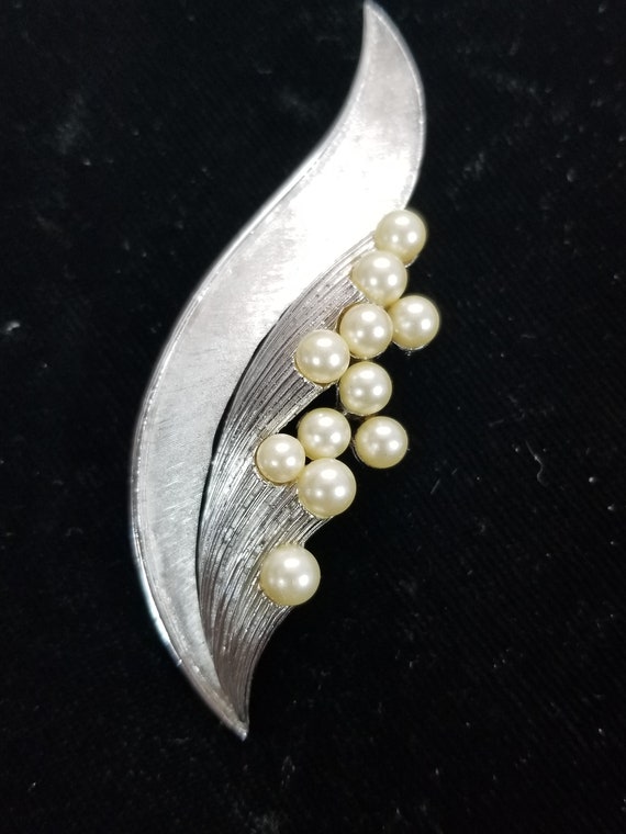 TRIFARI ABSTRACT Rhodium and Pearls Brooch