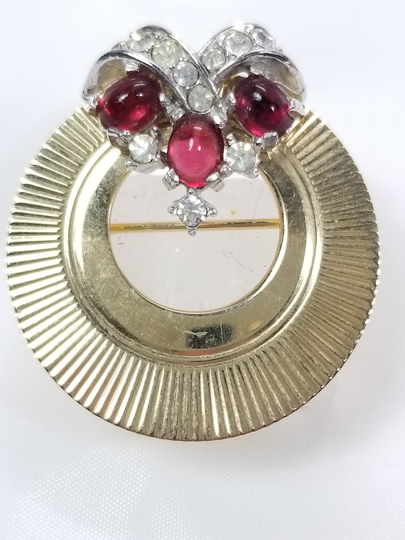 Unsigned BOUCHER RUBY and DIAMANTE Circle Brooch